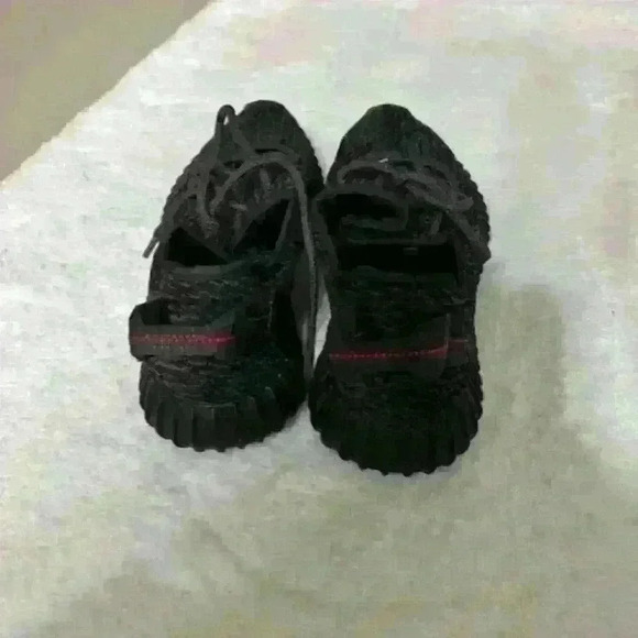 YEEZY 350 BOOST SIZE 11 MENS MAKE A GOOD OFFER!!!!!!!!!!!!! - Picture 4 of 6